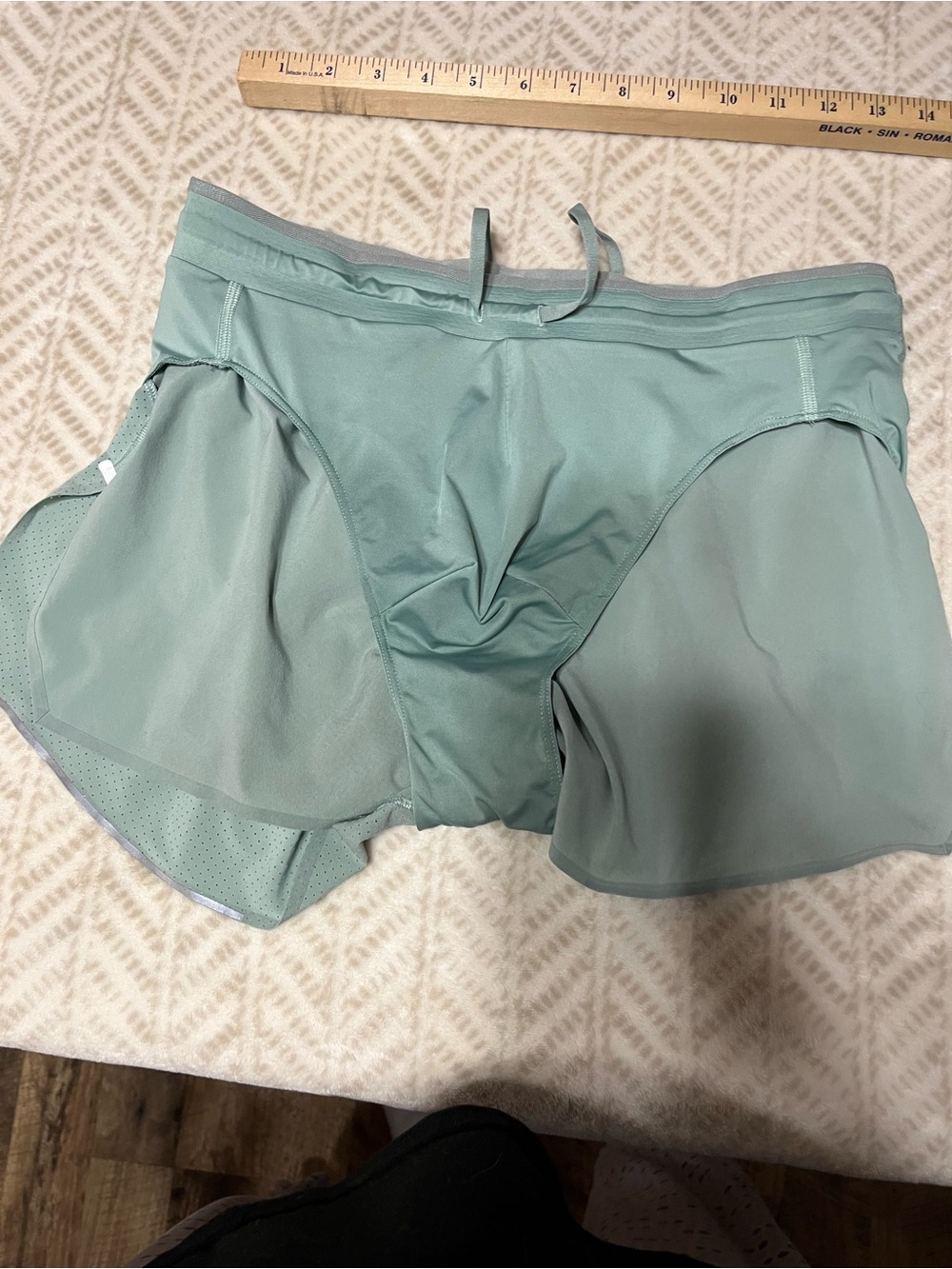 Lululemon Medium Women’s Lightweight Mint Green Running Shorts - Picture 7 of 8
